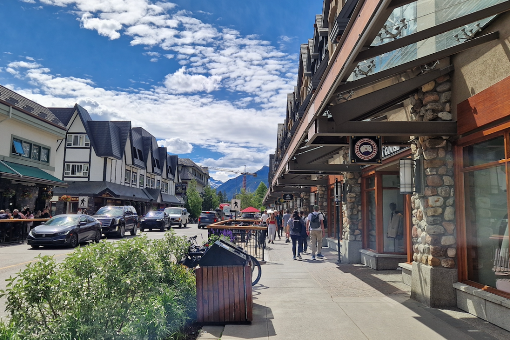 Banff Sehenswuerdigkeiten Downtown Shopping