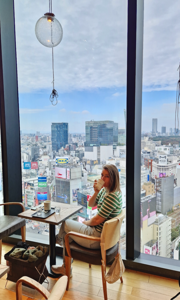 Tokyo Sehenswuerdigkeiten Cafe Tipp Shibuya Crossing