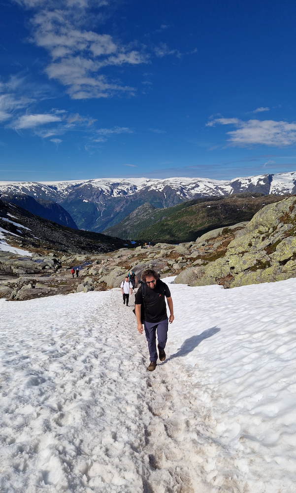 Trolltunga Wanderung Schnee