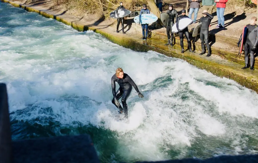 Surfer Eisbach