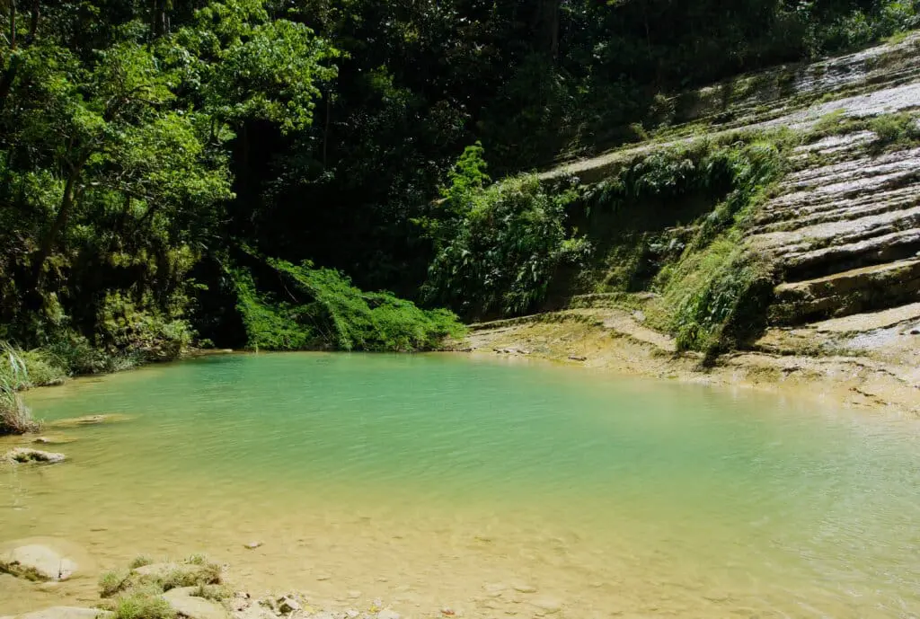 Bohol Wasserfall natürlicher Pool