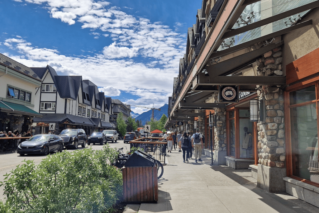 Banff Sehenswuerdigkeiten Downtown Shopping