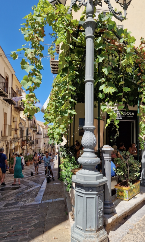 Sizilien Cefalu Einkaufsstrasse
